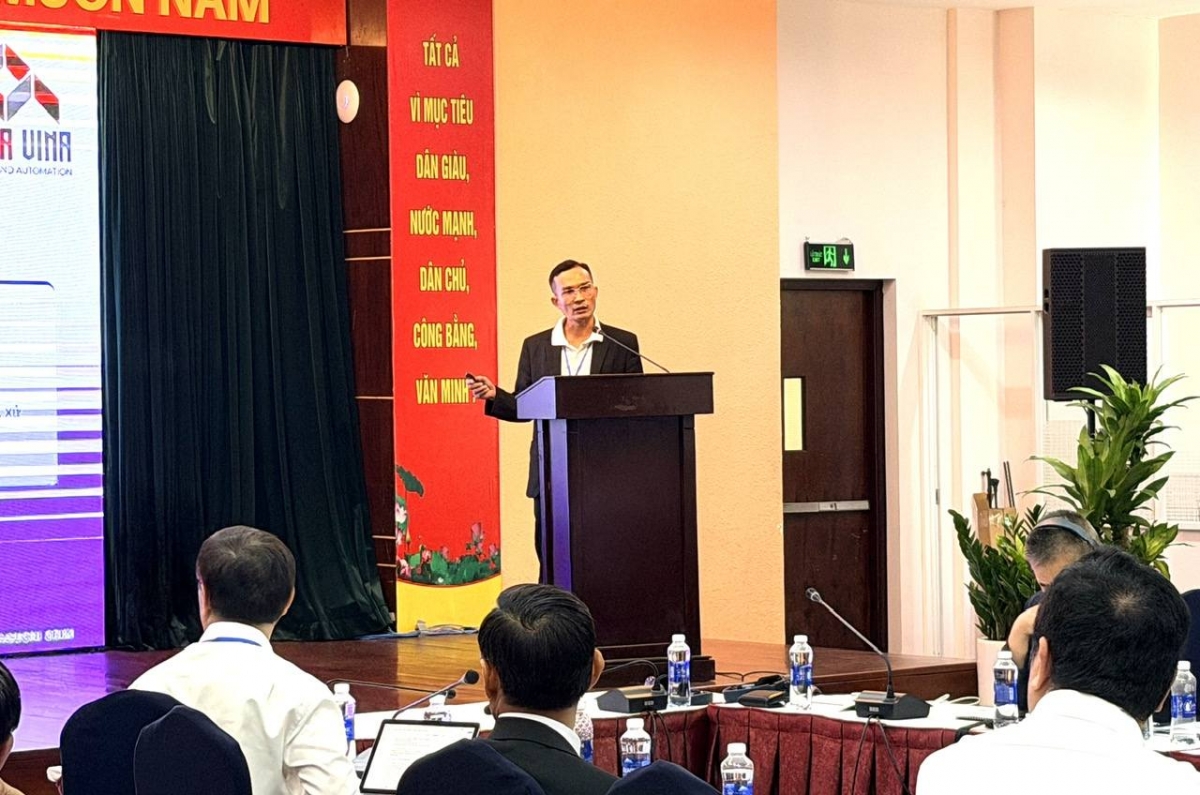 Ông Phạm Hữu Thạch - Đại diện công ty Alpha Vina Machinery and Automation giới thiệu giải pháp công nghệ ép trục vít thế hệ mới đến từ Nhật Bản