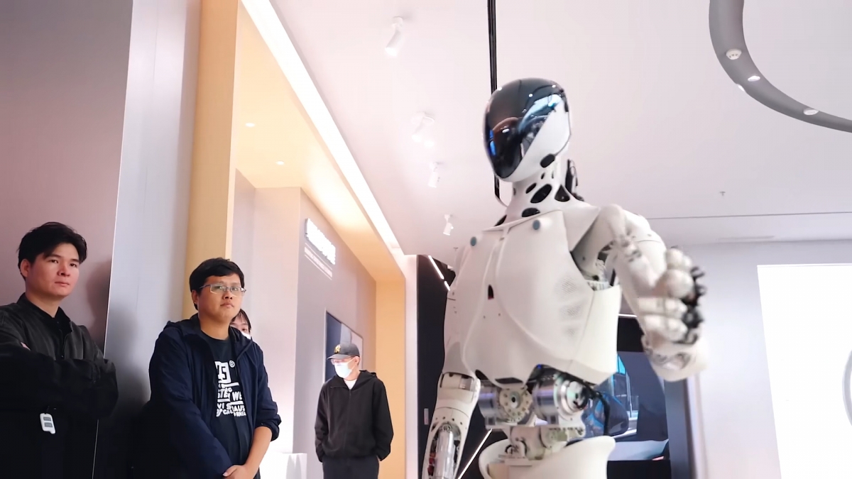Công ty công nghệ Trung Quốc ra mắt robot hình người thế hệ mới và chương trình taxi tự hành