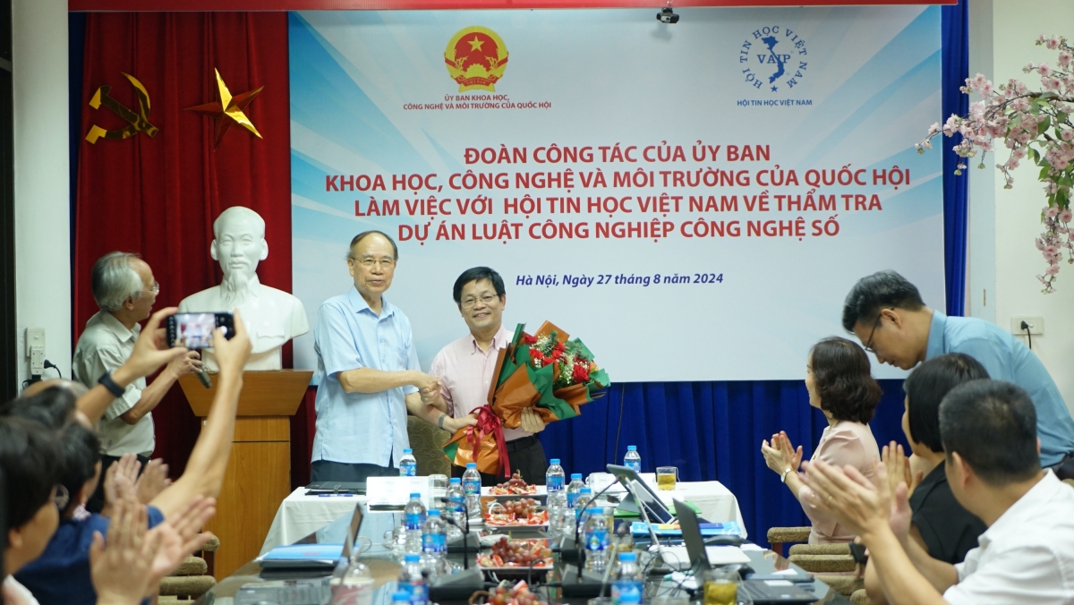 GS.TS Nguyễn Thanh Thuỷ được bầu làm Chủ tịch Hội Tin học Việt Nam