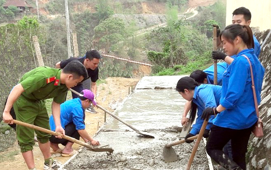 Dưới tháp cổ Mường Luân