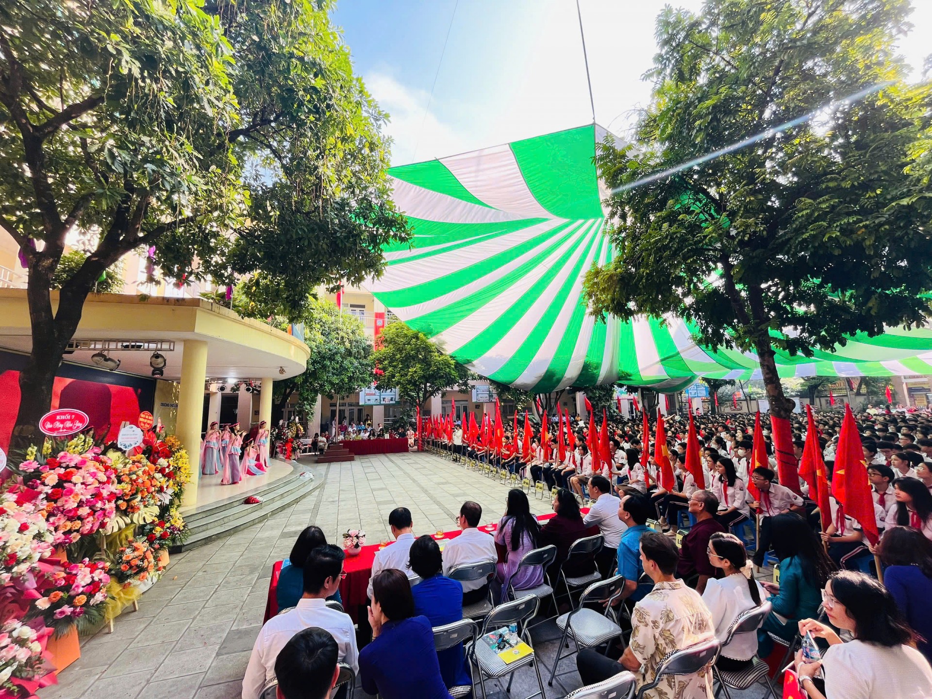 Trường THCS Dịch Vọng Hậu lấy sự tiến bộ của học sinh làm thước đó giá trị và niềm hạnh phúc của thầy cô Trường THCS Dịch Vọng Hậu lấy sự tiến bộ của học sinh làm thước đó giá trị và niềm hạnh phúc của thầy cô