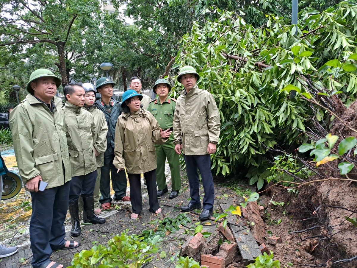 Bí thư thành ủy Hà Nội kiểm tra công tác khắc phục sau bão tại quận Bắc Từ Liêm