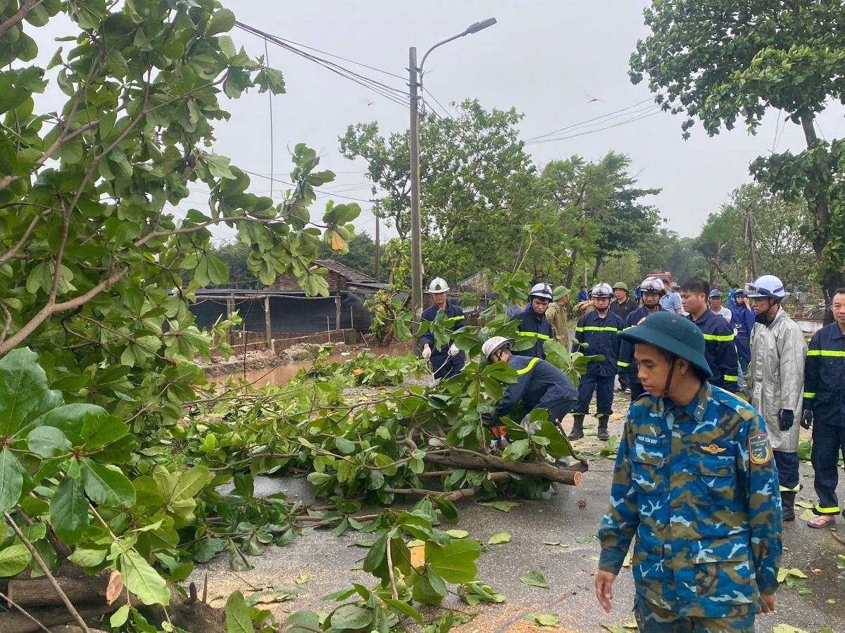 Bí thư thành ủy Hà Nội kiểm tra công tác khắc phục sau bão tại quận Bắc Từ Liêm