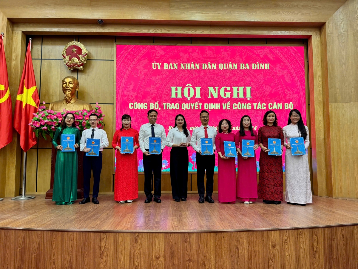 Hà Nội: Quận Ba Đình công bố quyết định luân chuyển, điều động, bổ nhiệm lại nhiều lãnh đạo nhà trường