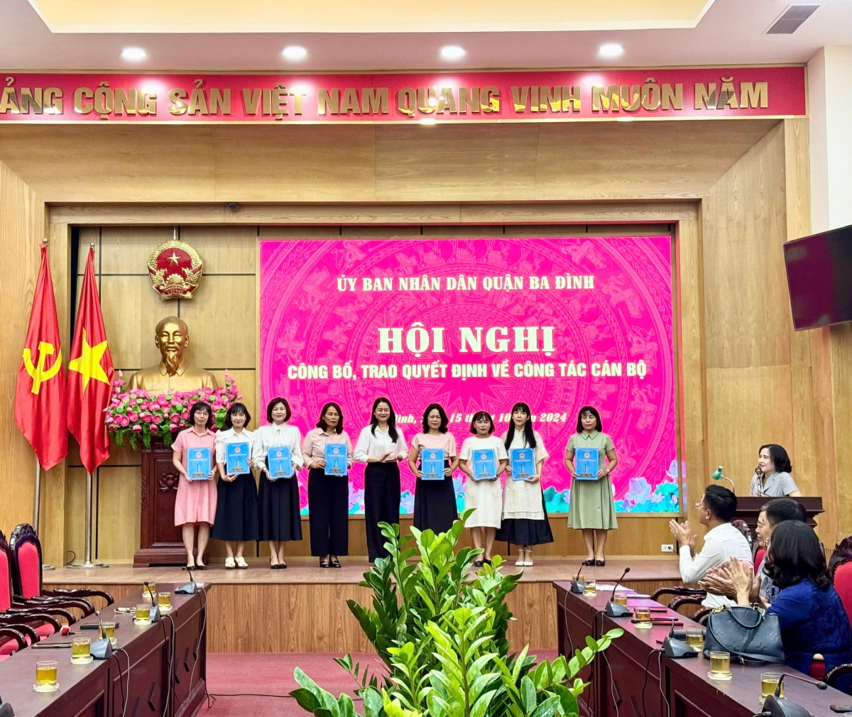 Hà Nội: Quận Ba Đình công bố quyết định luân chuyển, điều động, bổ nhiệm lại nhiều lãnh đạo nhà trường