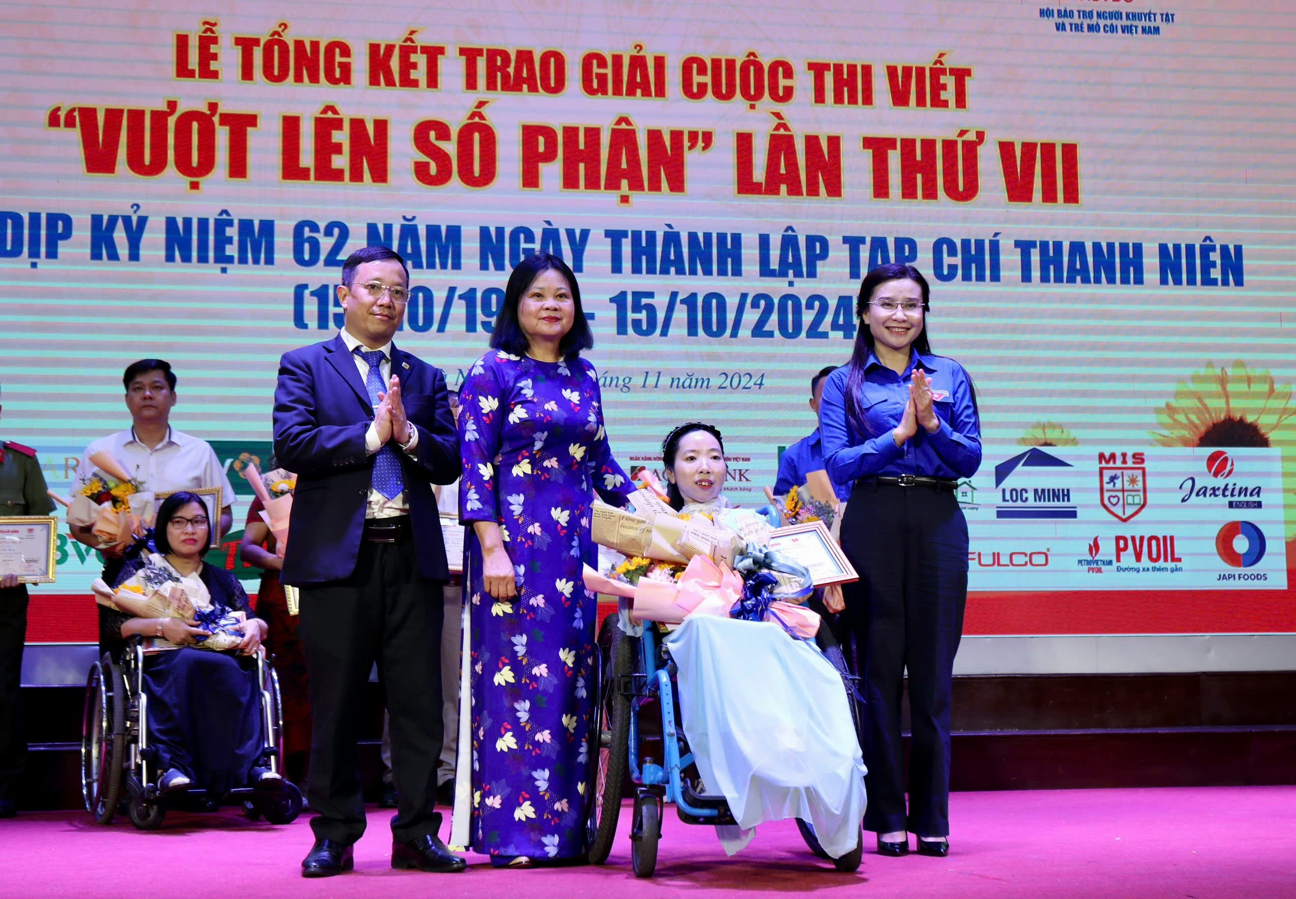 Tạp chí Thanh Niên trao giải cuộc thi viết "Vượt lên số phận" lần VII