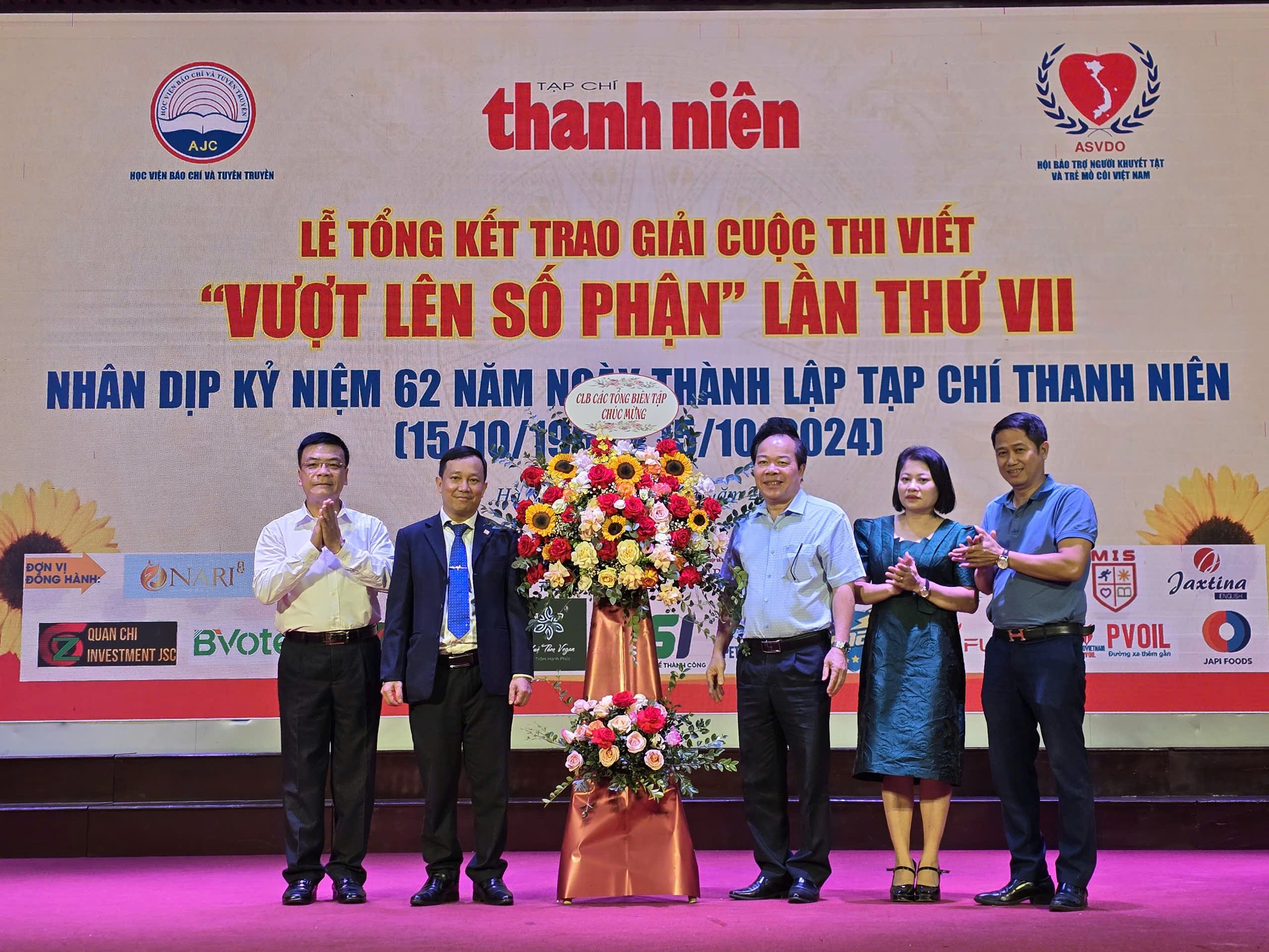 Tạp chí Thanh Niên trao giải cuộc thi viết Vượt lên số phận lần VII