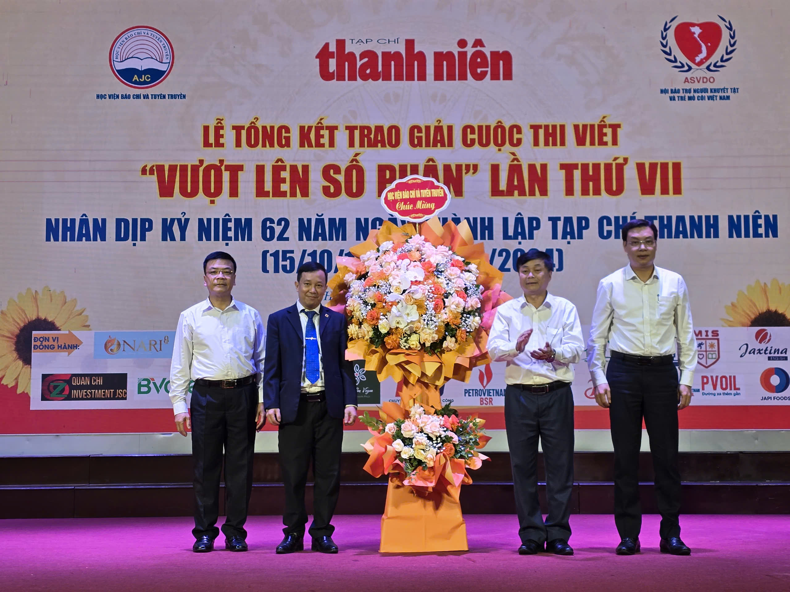 Tạp chí Thanh Niên trao giải cuộc thi viết Vượt lên số phận lần VII