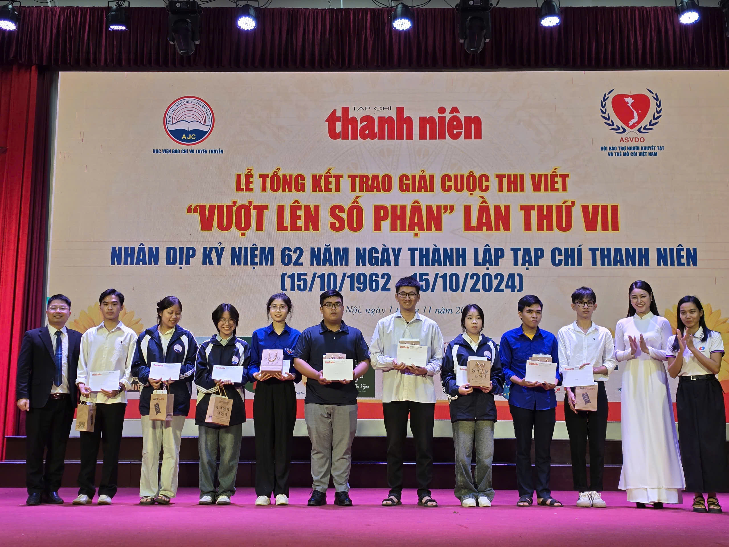 Tạp chí Thanh Niên trao giải cuộc thi viết Vượt lên số phận lần VII