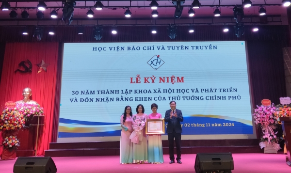 Khoa Xã hội học và Phát triển (Học viện Báo chí và Tuyên truyền) đón nhận Bằng khen của Thủ tướng