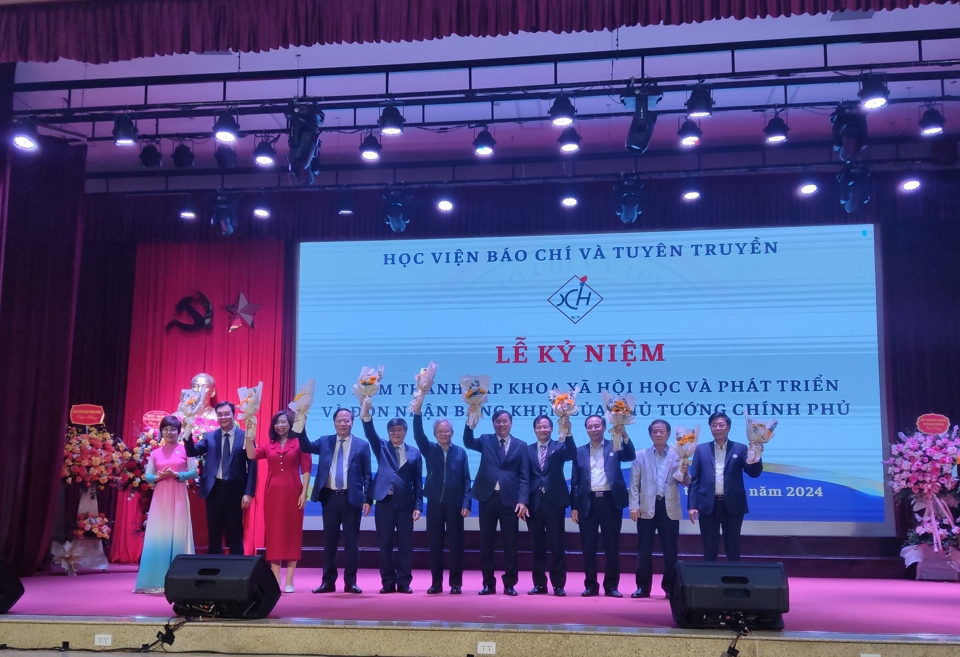 Khoa Xã hội học và Phát triển (Học viện Báo chí và Tuyên truyền) đón nhận Bằng khen của Thủ tướng