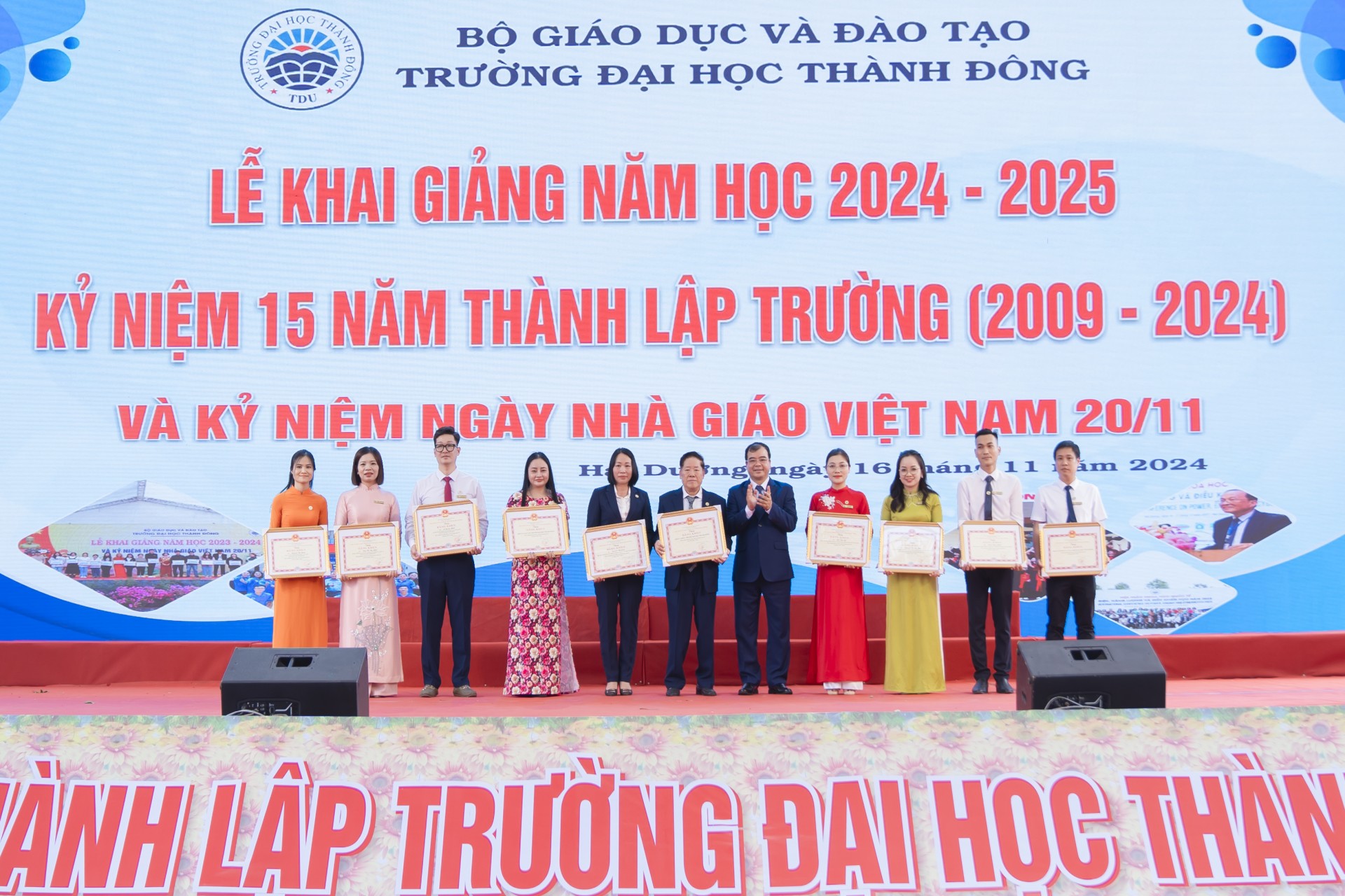 Trao quyết định khen thưởng cho những cá nhân xuất sắc.