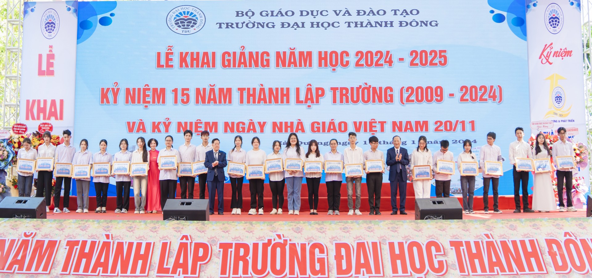 Trường Đại học Thành Đông trao học bổng cho sinh viên