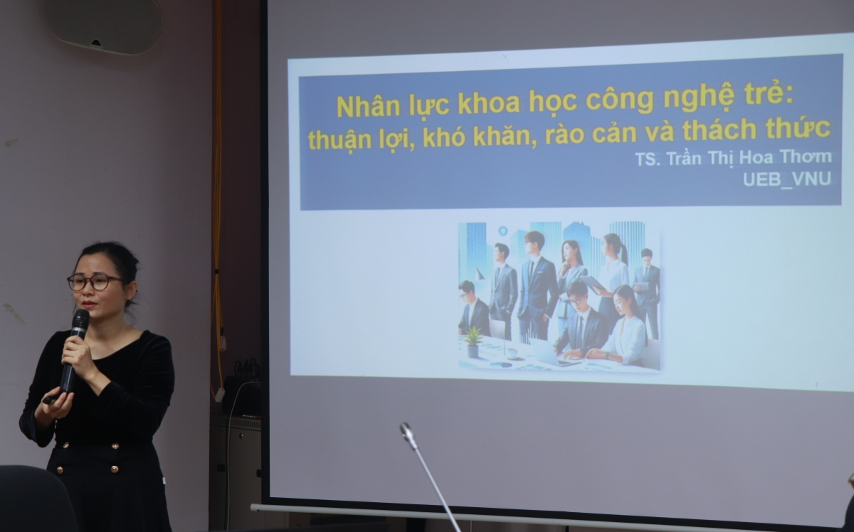 “Đối với TS Hoa Thơm, nhân lực KHCN trẻ tại Việt Nam vẫn đang đối mặt với không ít thách thức. Từ hạn chế trong các chính sách hỗ trợ, môi trường làm việc thiếu sáng tạo, đến cơ hội phát triển nghề nghiệp chưa đủ rộng mở”. Ảnh: Hoàng Tùng.