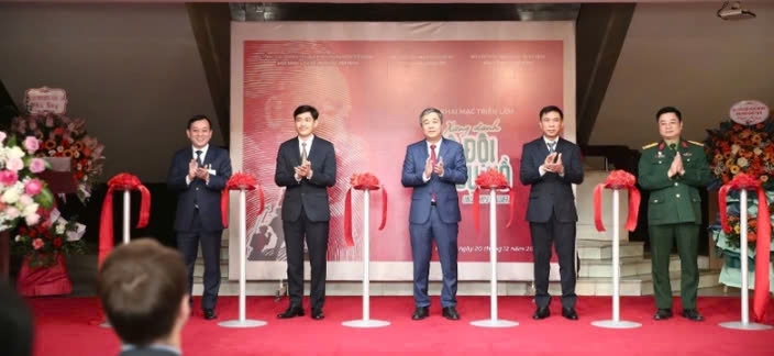Hơn 200 tài liệu, hiện vật được trưng bày tại Triển lãm Xứng danh bộ đội Cụ Hồ