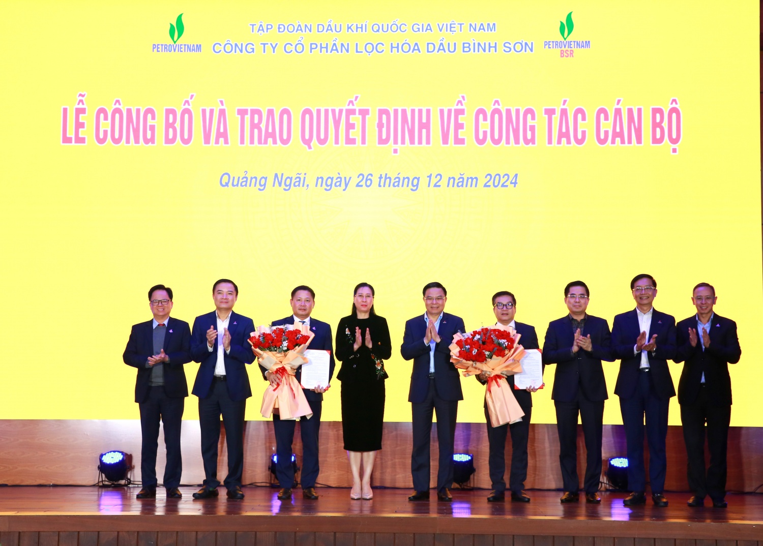 Dưới sự chứng kiến của lãnh đạo tỉnh Quảng Ngãi và lãnh đạo Tập đoàn; HĐQT BSR trao các quyết định về việc bổ nhiệm tân Chủ tịch HĐQT Bùi Ngọc Dương và tân Tổng Giám đốc BSR Nguyễn Việt Thắng.