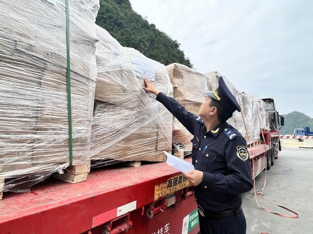 Hải quan Lạng Sơn những lô hàng dịp cuối năm tại cửa khẩu Hữu Nghị. (ảnh: Phương Thanh)