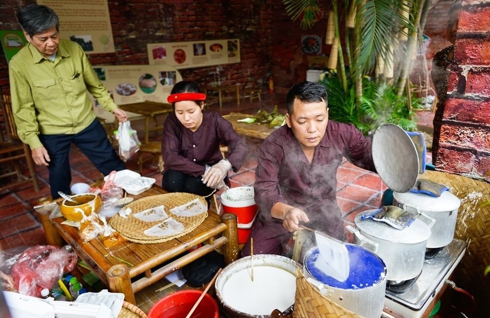 Thăng trầm cùng lịch sử