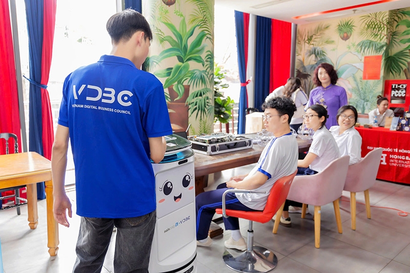 VDBC hợp tác với HIU trong lĩnh vực Robotics Edutech