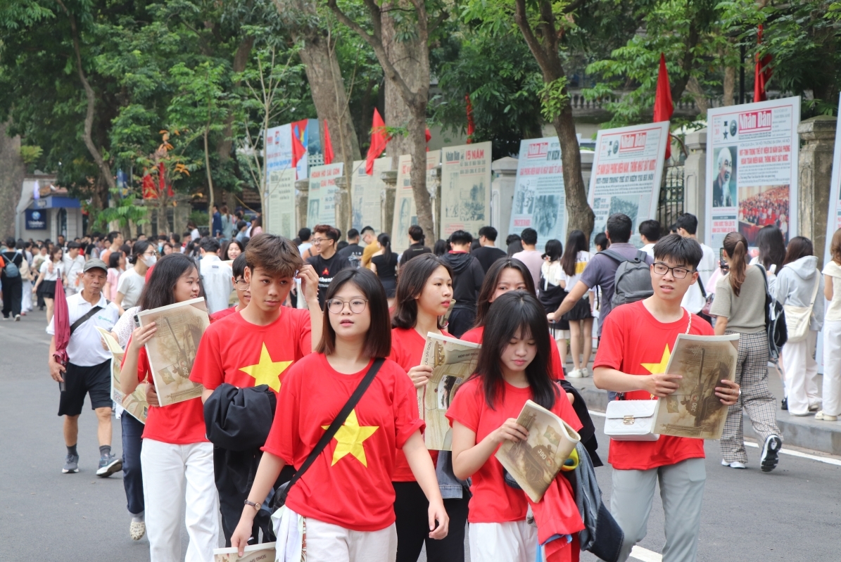 Người dân Thủ đô kỷ niệm 50 năm Ngày Giải phóng miền Nam tại Triển lãm tương tác