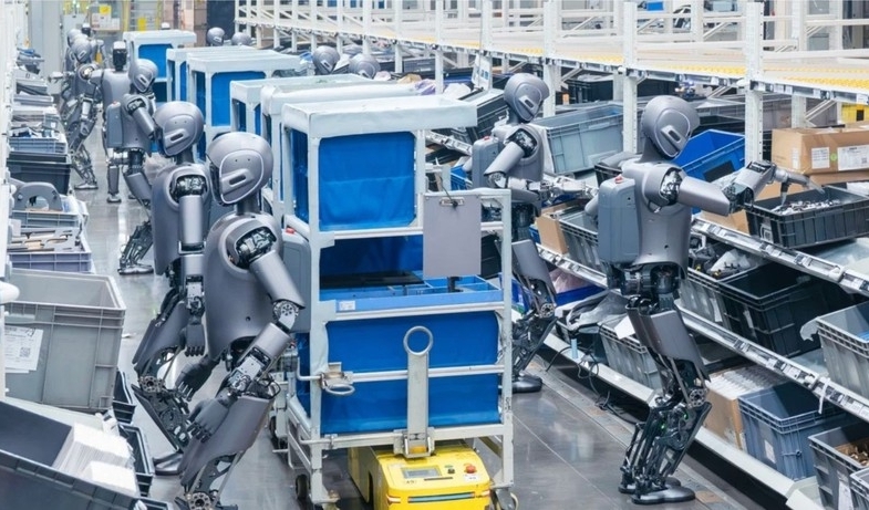 Robot hình người hợp tác thực hiện tác vụ phức tạp tại nhà máy ô tô