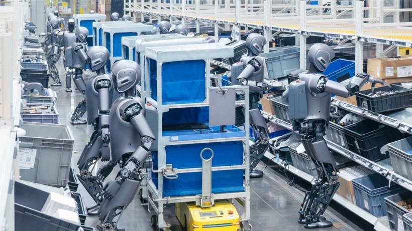 Robot hình người hợp tác thực hiện tác vụ phức tạp tại nhà máy ô tô