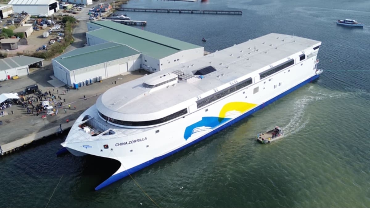 Tàu điện Hull 096 với pin 275 tấn hạ thủy tại Tasmania