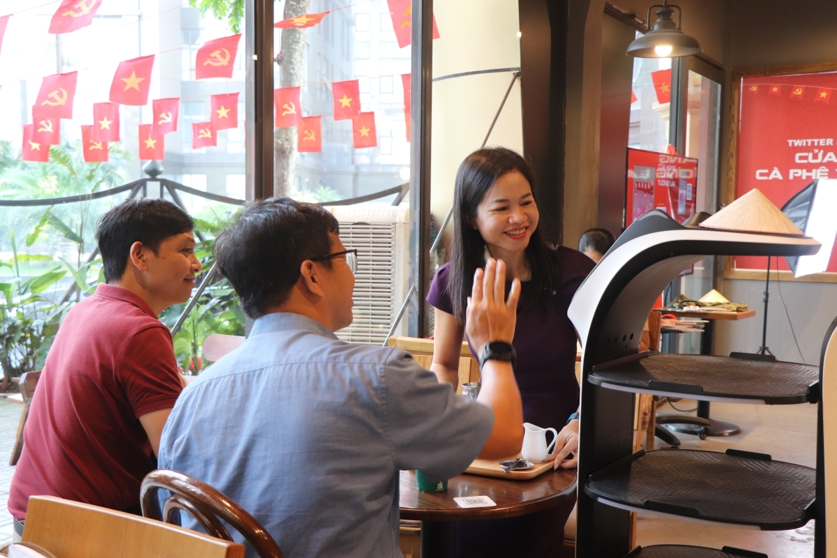 Người dân ngày càng được trải nghiệm nhiều hơn với Robot dịch vụ