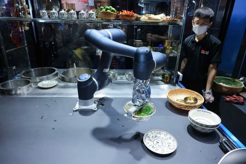 Người dân ngày càng được trải nghiệm nhiều hơn với Robot dịch vụ