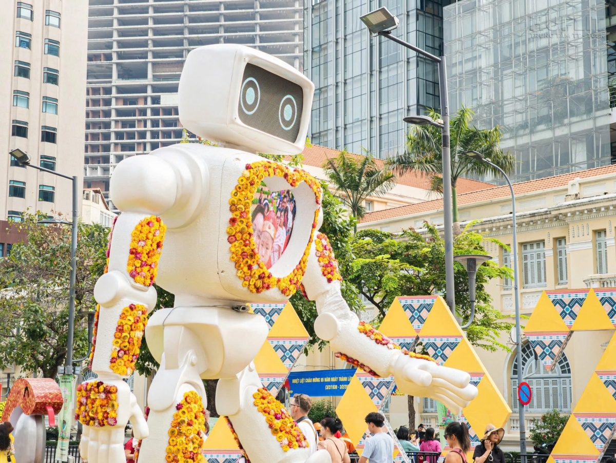 Người dân ngày càng được trải nghiệm nhiều hơn với Robot dịch vụ