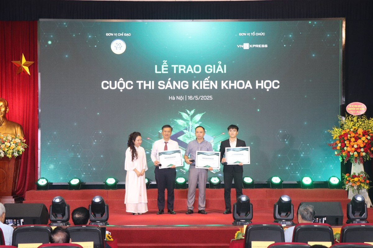 Bà Nguyễn Thu Hương - Uỷ viên Ban biên tập Báo VnExpress (ngoài cùng bên trái) trao giải cho Top 3 doanh nghiệp có sáng kiến tiêu biểu. Ảnh: Hoàng Tùng