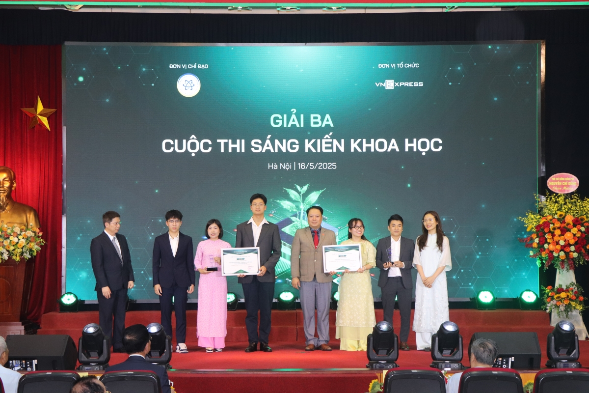 Ông Phạm Hiếu - Tổng biên tập Báo VnExpress (ngoài cùng bên trái) trao giải ba cho hai nhóm tác giả chuyên và không chuyên. Ảnh: Hoàng Tùng