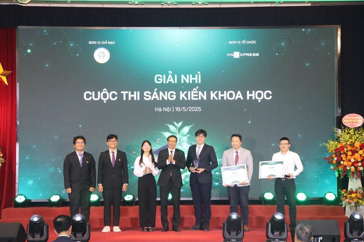 Thứ trưởng Bộ Khoa học và Công nghệ Lê Xuân Định (giữa) trao giải nhì cho 2 nhóm tác giả chuyên và không chuyên. Ảnh: Hoàng Tùng