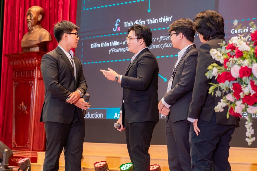 Chung kết GDGoC Hackathon Vietnam 2025: Tôn vinh giải pháp AI có trách nhiệm của thế hệ trẻ