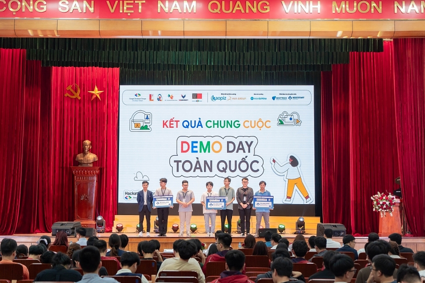 Chung kết GDGoC Hackathon Vietnam 2025: Tôn vinh giải pháp AI có trách nhiệm của thế hệ trẻ