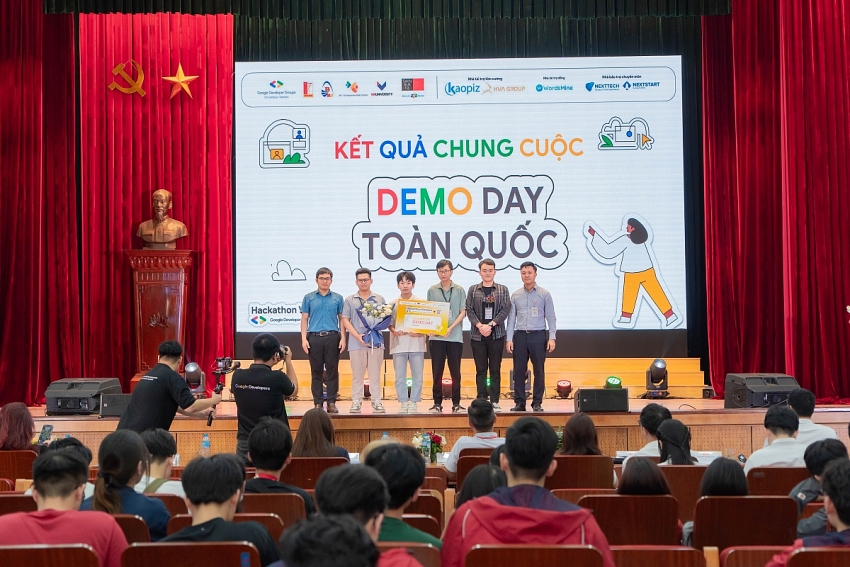 Chung kết GDGoC Hackathon Vietnam 2025: Tôn vinh giải pháp AI có trách nhiệm của thế hệ trẻ