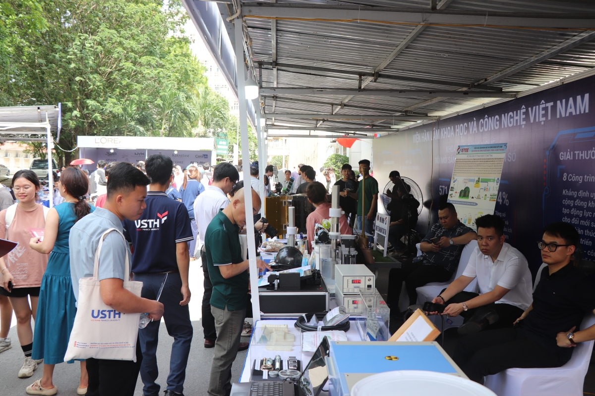 Trưng bày sản phẩm khoa học công nghệ - Đất nước tiến bước kỷ nguyên vươn mình Trưng bày sản phẩm khoa học công nghệ - Đất nước tiến bước kỷ nguyên vươn mình