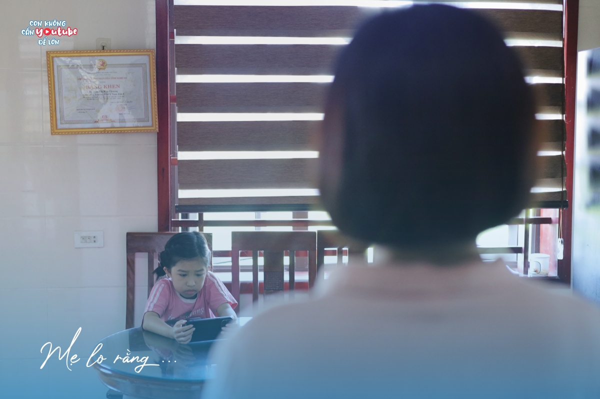 Nỗi trăn trở của phụ huynh khi con ngày càng phụ thuộc vào Youtube. Ảnh: Quỳnh Anh