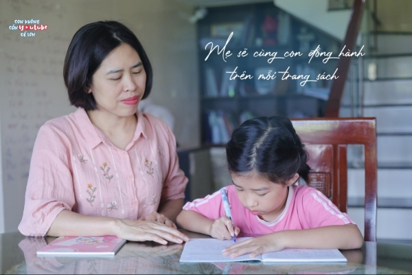 Phụ huynh cùng con “dệt tuổi thơ” không màn hình qua những trang sách đầu đời