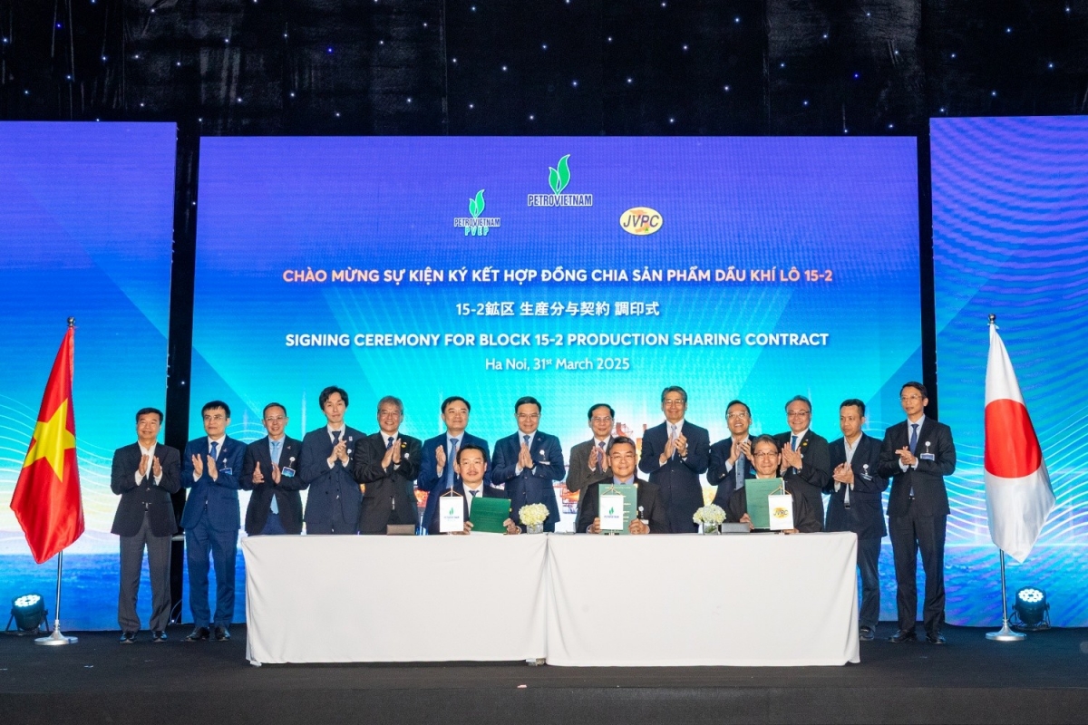 Dưới sự chứng kiến của lãnh đạo Chính phủ, các Bộ, ngành, Petrovietnam, PVEP và các đối tác, tổ hợp nhà thầu đã ký kết hợp đồng PSC Lô 15-2