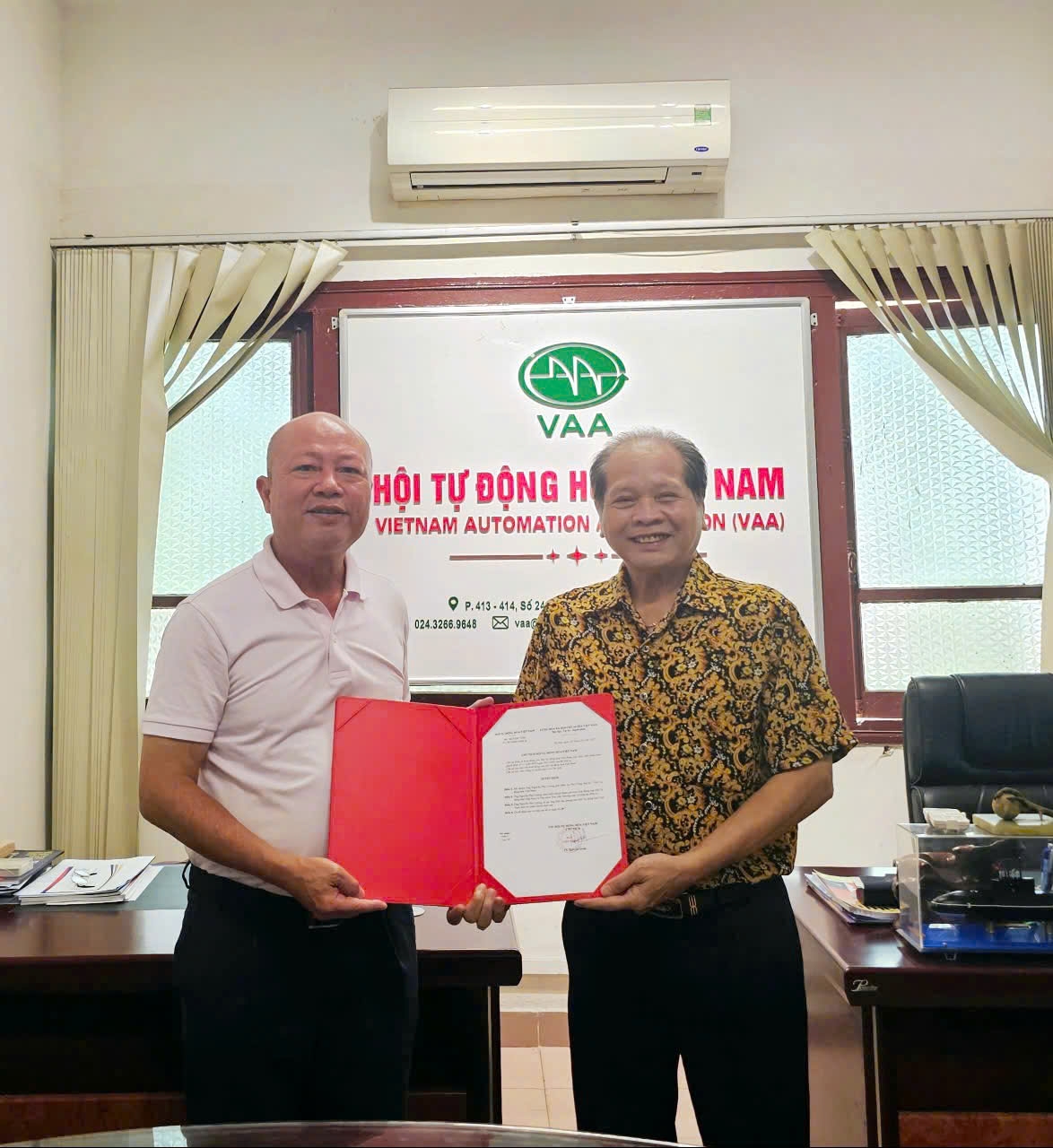 TS. Dương Nguyên Bình, Phó Chủ tịch thường trực VAA trao Quyết định bổ nhiệm ông Nguyễn Phú Cường.