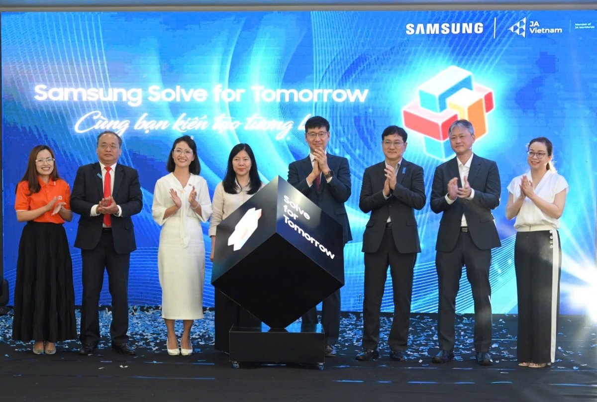Các đại biểu thực hiện nghi thức khởi động cuộc thi Samsung Solve for Tomorrow 2025 tại khu vực miền Trung
