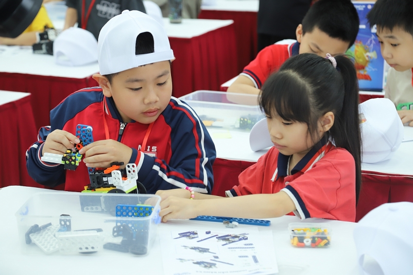 Chung kết STEAMCUP 2024 - 2025: Học sinh Hà Nội tranh tài mô phỏng cứu trợ thiên tai