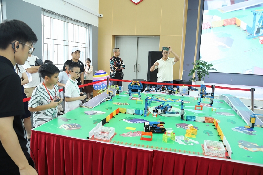 Chung kết STEAMCUP 2024 - 2025: Học sinh Hà Nội tranh tài mô phỏng cứu trợ thiên tai