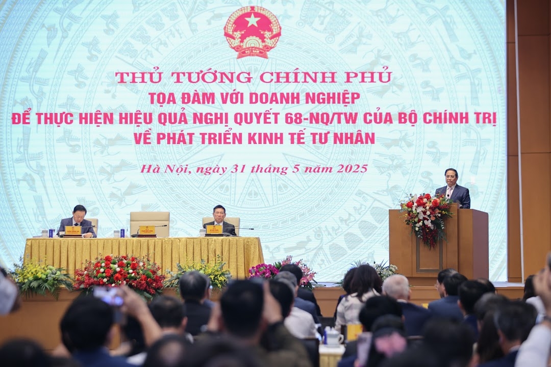 Thủ tướng đề nghị xác định rõ Nhà nước phải làm gì, chính quyền địa phương phải làm, doanh nghiệp phải làm gì, người dân phải làm gì để triển khai các Nghị quyết của Bộ Chính trị, Quốc hội, Chính phủ về phát triển kinh tế tư nhân - Ảnh: VGP