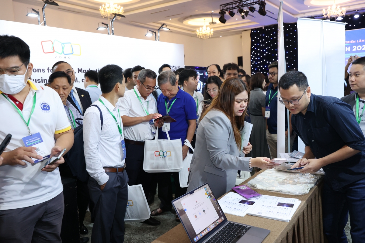 doanh nghiệp dự Biztech 2025 đã giới thiệu sản phẩm đến khách tham quan