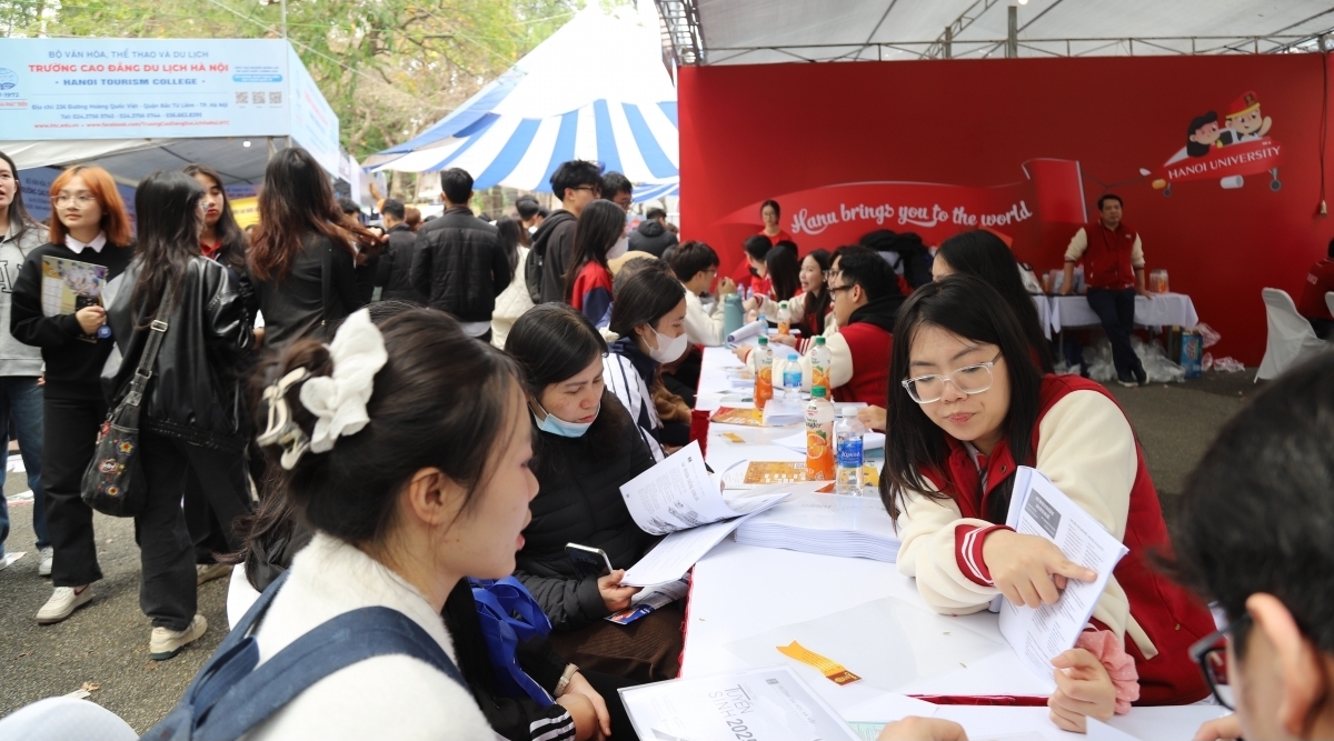 Chạy đua chỉ tiêu tuyển sinh, trường giảm điều kiện xét tuyển, trường “show” học bổng “khủng”