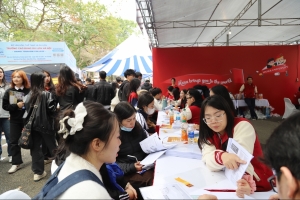 Chạy đua chỉ tiêu tuyển sinh, trường giảm điều kiện xét tuyển, trường “show” học bổng “khủng”
