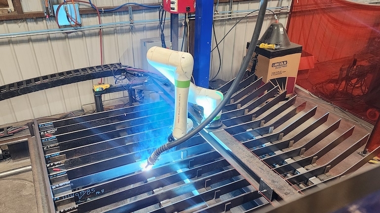 Hệ thống robot hàn nâng cao: Xử lý 12 giờ làm việc chỉ trong 45 phút