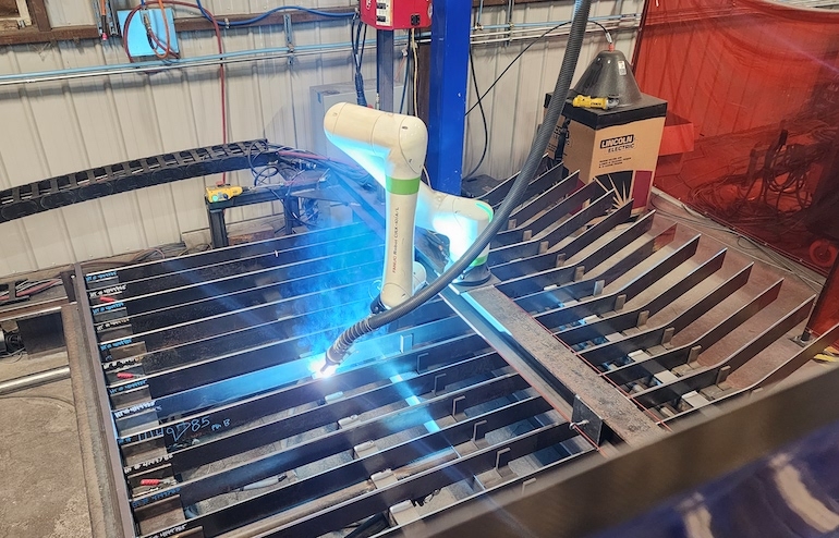 Hệ thống robot hàn nâng cao: Xử lý 12 giờ làm việc chỉ trong 45 phút